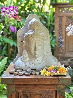 This striking Dewi Sri Head statue from CasaPandan, beautifully depicts the revered Indonesian goddess of rice and fertility.