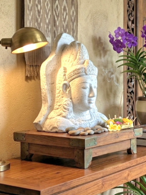 This striking Dewi Sri Head statue from CasaPandan, beautifully depicts the revered Indonesian goddess of rice and fertility.