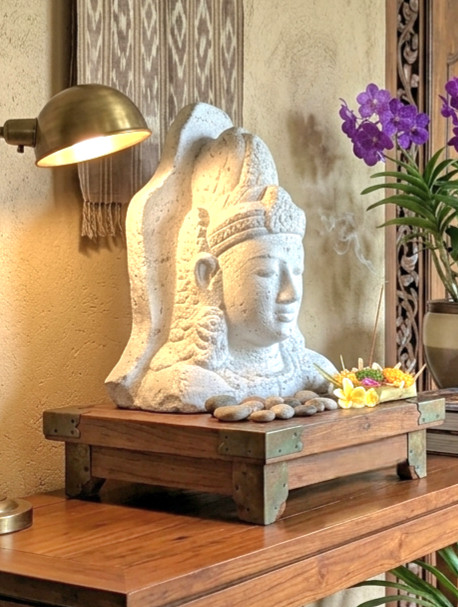 This striking Dewi Sri Head statue from CasaPandan, beautifully depicts the revered Indonesian goddess of rice and fertility.