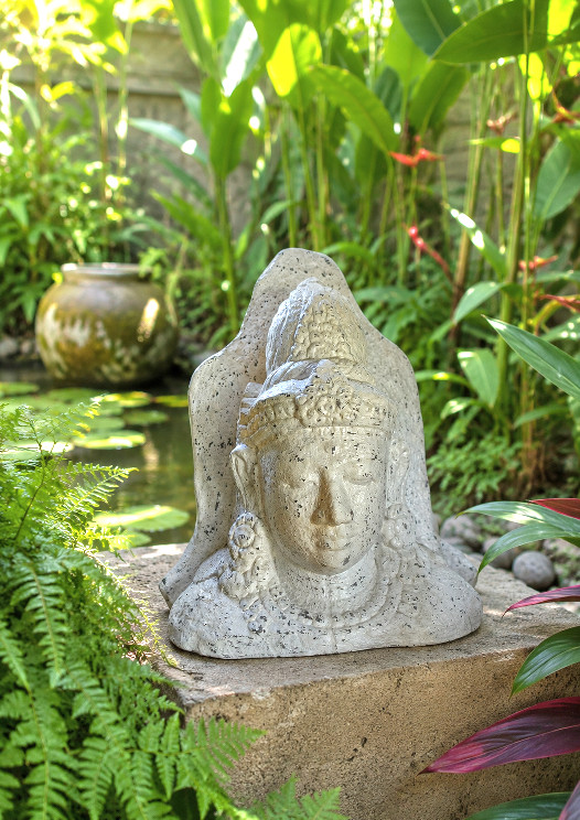 This striking Dewi Sri Head statue from CasaPandan, beautifully depicts the revered Indonesian goddess of rice and fertility.