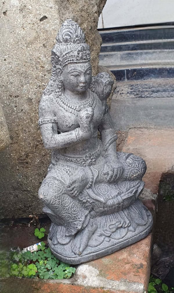 This beautifully crafted Small Dewi Sri Statue – CPS216 - 40cm honours the Balinese and Javanese goddess of rice, fertility, and abundance.