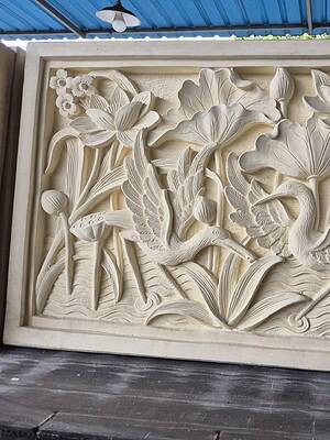 Transform your home or garden with this stunning Brolga & Lotus wall relief 100cm - CPD304 from CasaPandan. Its will bring a serene feel to any space.