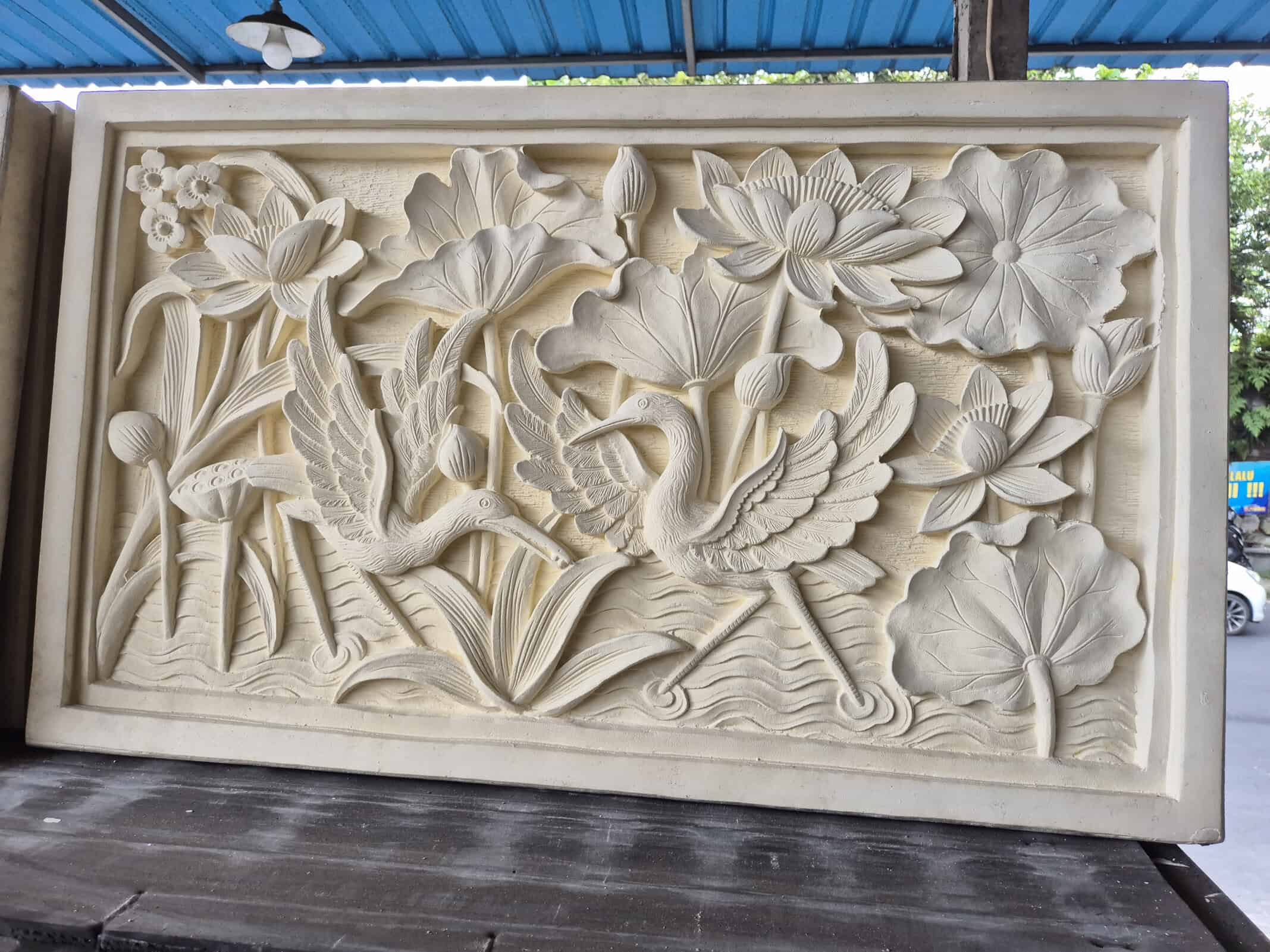 Transform your home or garden with this stunning Brolga & Lotus wall relief 100cm - CPD304 from CasaPandan. Its will bring a serene feel to any space.