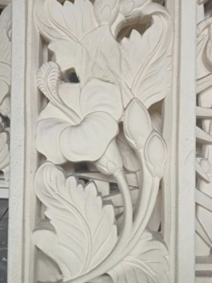 Bring Balinese charm to your home with the 40cm White Hibiscus wall tile from CasaPandan. Add a calm, elegant touch to indoor or outdoor spaces.