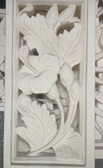 Bring Balinese charm to your home with the 40cm White Hibiscus wall tile from CasaPandan. Add a calm, elegant touch to indoor or outdoor spaces.